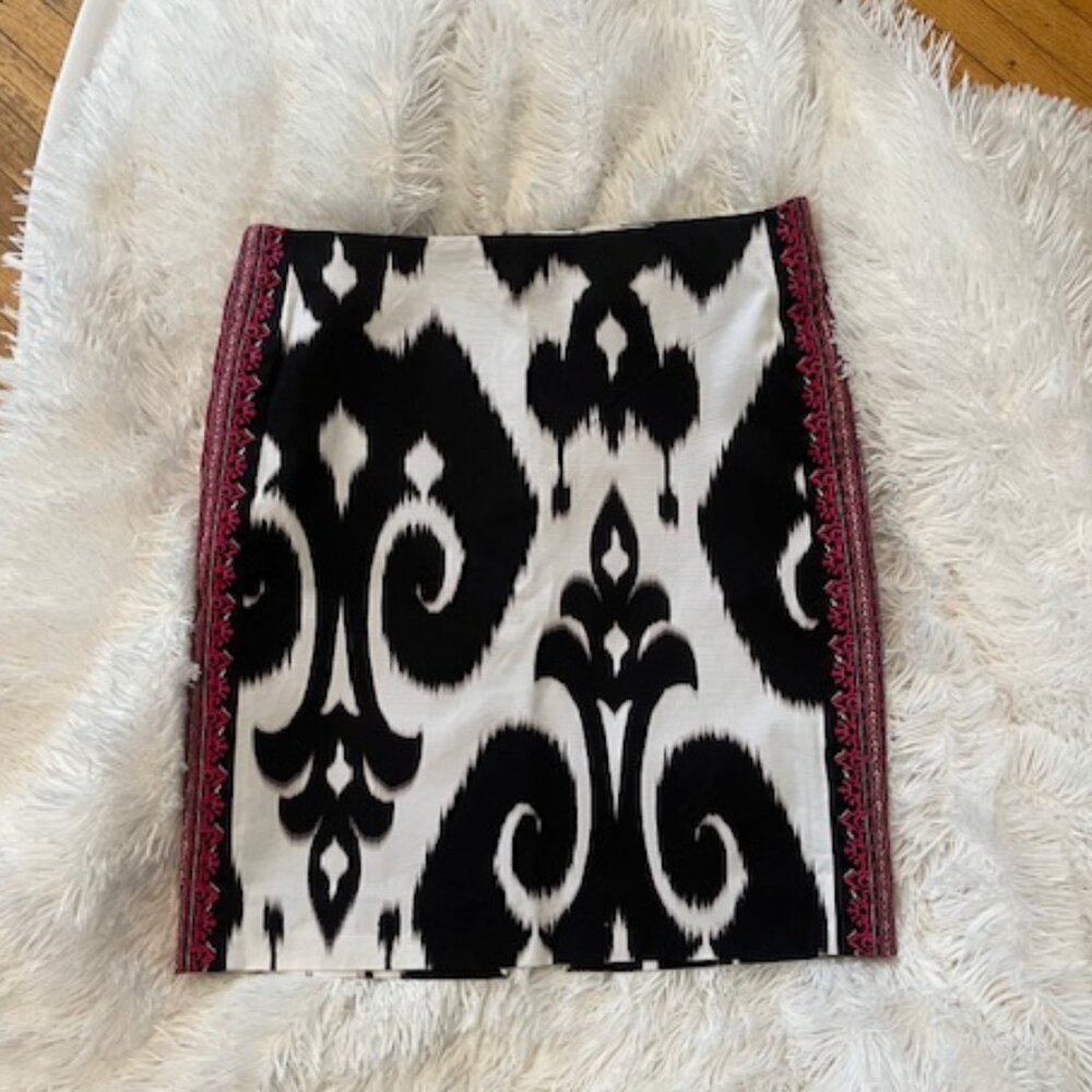 White House | Black Market pencil skirt w/pink embroidered sides